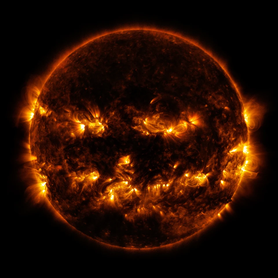 Pumpkin Sun, ngày 8 tháng 10 năm 2014: dữ liệu cực tím ở hai bước sóng được gán màu vàng và vàng kim