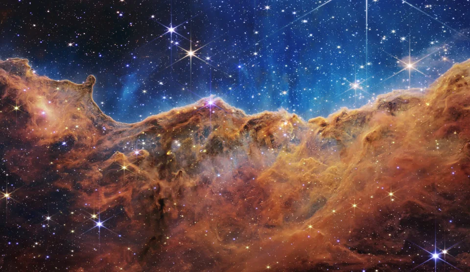 Cosmic Cliffs: khí và bụi tại NGC 3324 qua hồng ngoại gần của Webb